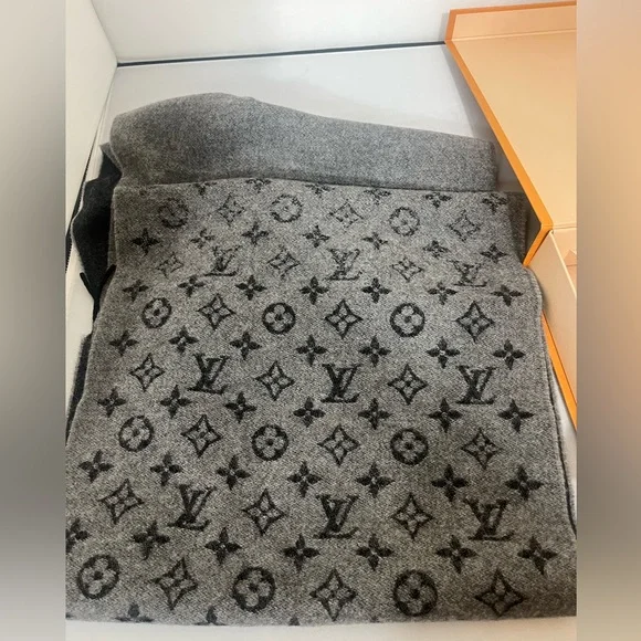 Louis Vuitton Echarpe Monogram Gradient M75900 Cashmere/Wool Grey Scarf NWOT - Picture 6 of 13